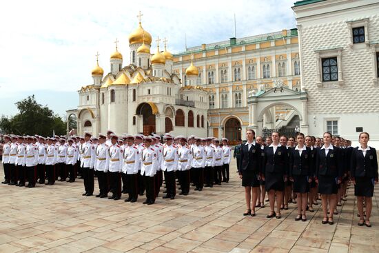 Торжественный выпуск московских военных училищ на Соборной площади в Кремле