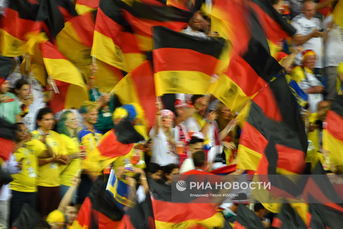 Болельщики перед матчем ЧМ-2018 по футбол между сборными Германии и Швеции