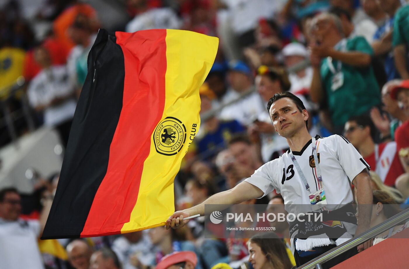 Болельщики перед матчем ЧМ-2018 по футболу между сборными Германии и Швеции