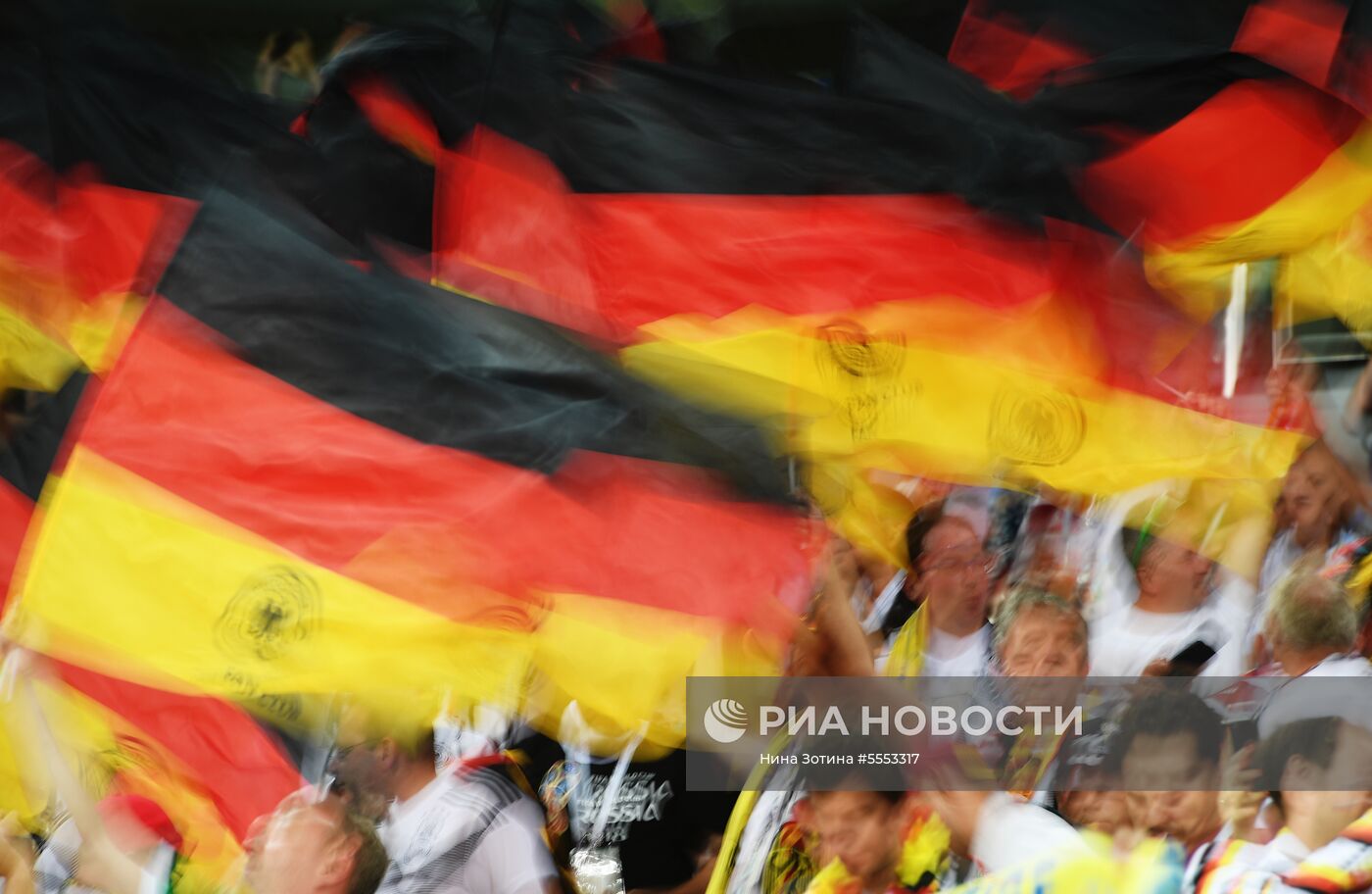 Болельщики перед матчем ЧМ-2018 по футболу между сборными Германии и Швеции