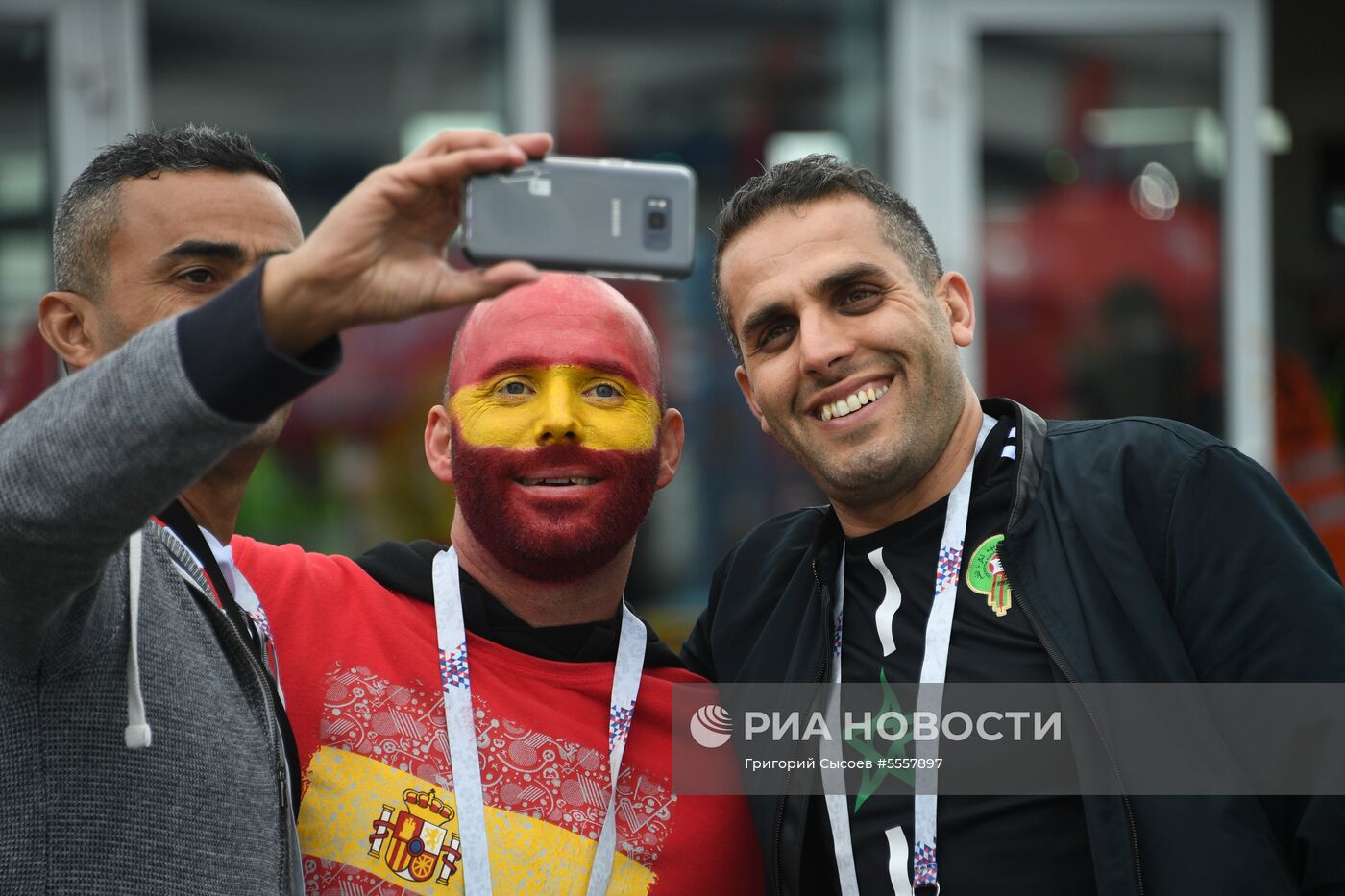 Болельщики перед матчем ЧМ-2018 по футболу между сборными Испании и Марокко