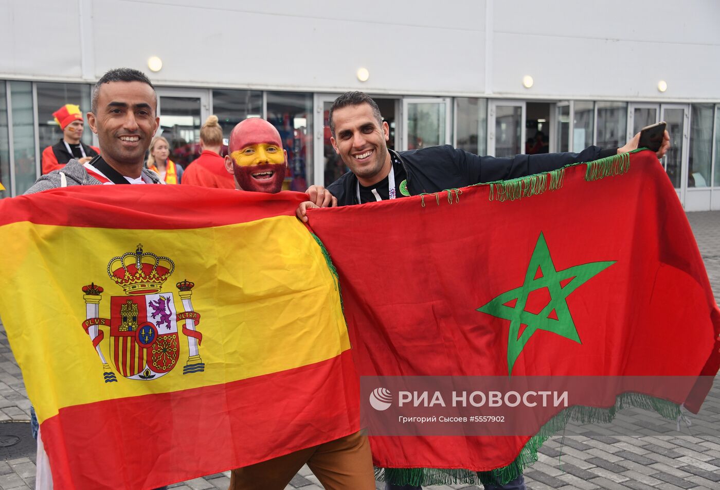 Болельщики перед матчем ЧМ-2018 по футболу между сборными Испании и Марокко
