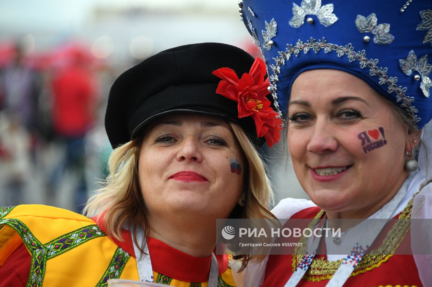 Болельщики перед матчем ЧМ-2018 по футболу между сборными Испании и Марокко