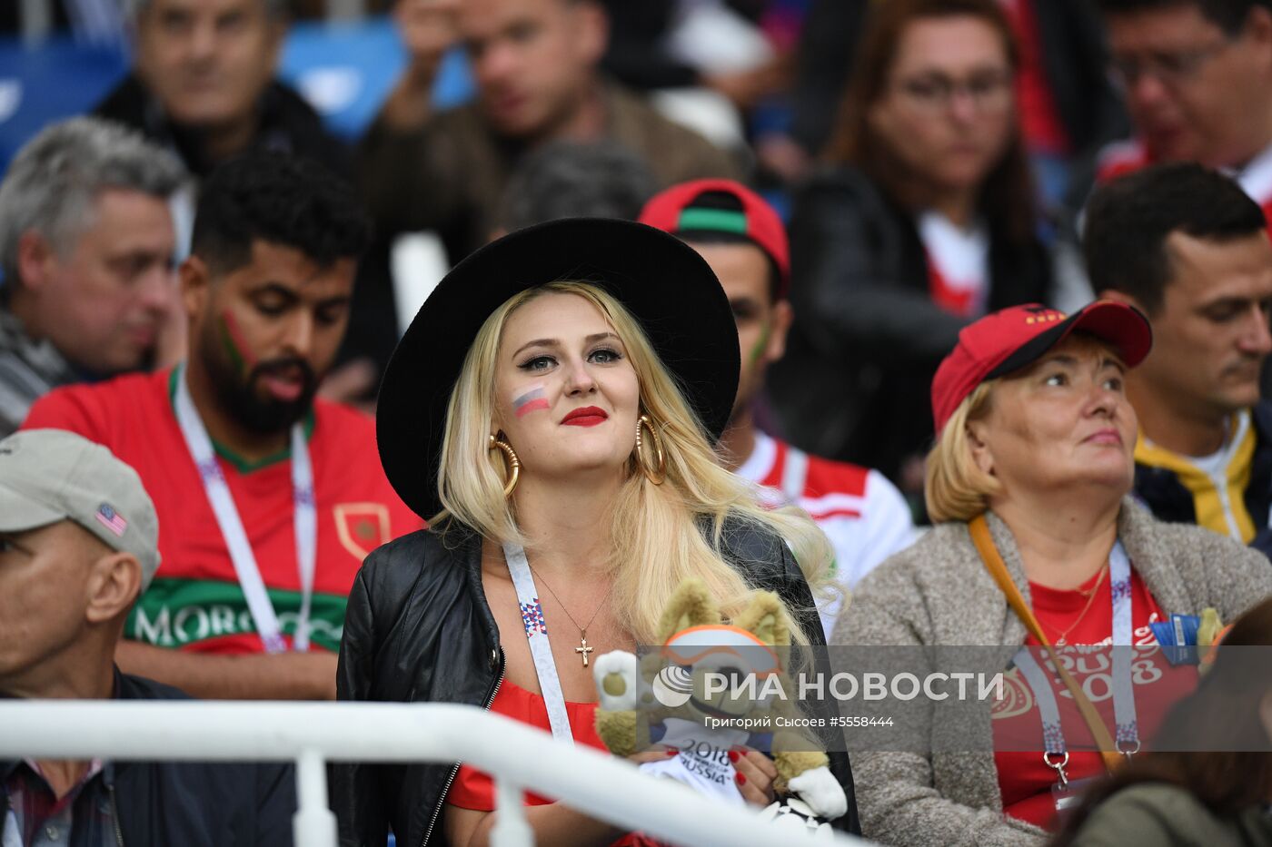 Болельщики перед матчем ЧМ-2018 по футболу между сборными Испании и Марокко