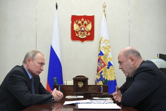 Президент РФ В. Путин встретился с  главой ФНС М. Мишустиным