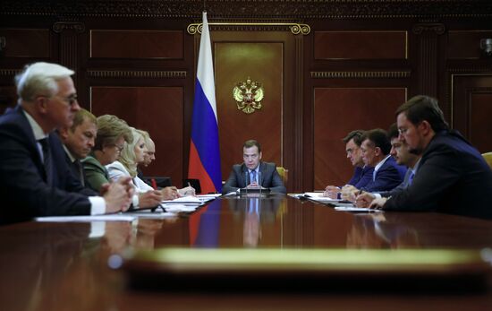 Премьер-министр РФ Д. Медведев провел совещание о мерах по развитию экономики и социальной сферы 