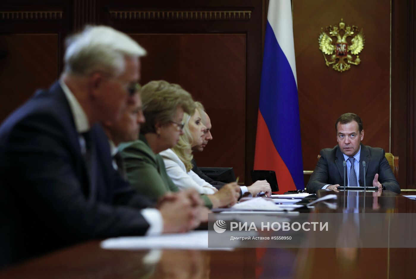 Премьер-министр РФ Д. Медведев провел совещание о мерах по развитию экономики и социальной сферы 