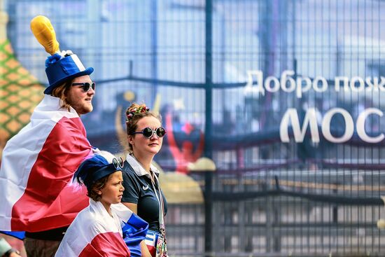 Болельщики перед матчем ЧМ-2018 по футболу между сборными Дании и Франции