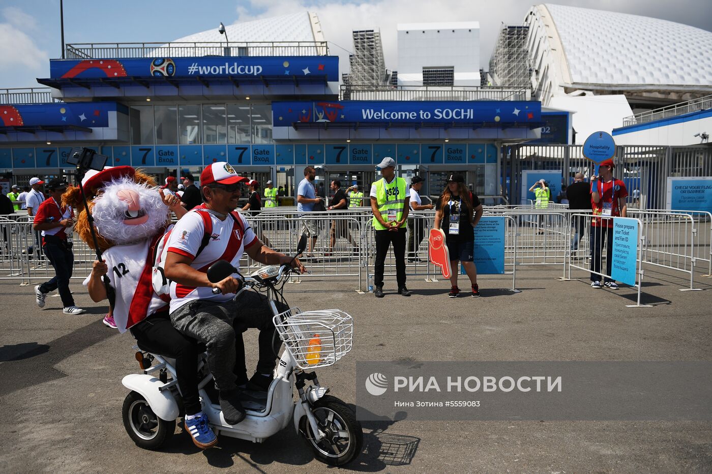 Болельщики перед матчем ЧМ-2018 по футболу между сборными Австралии и Перу