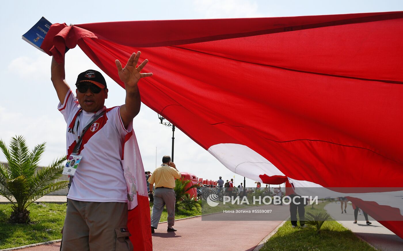 Болельщики перед матчем ЧМ-2018 по футболу между сборными Австралии и Перу