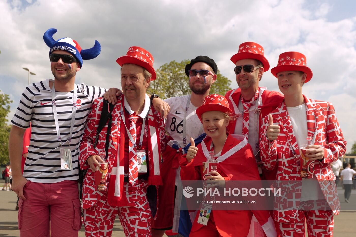 Болельщики перед матчем ЧМ-2018 по футболу между сборными Дании и Франции 