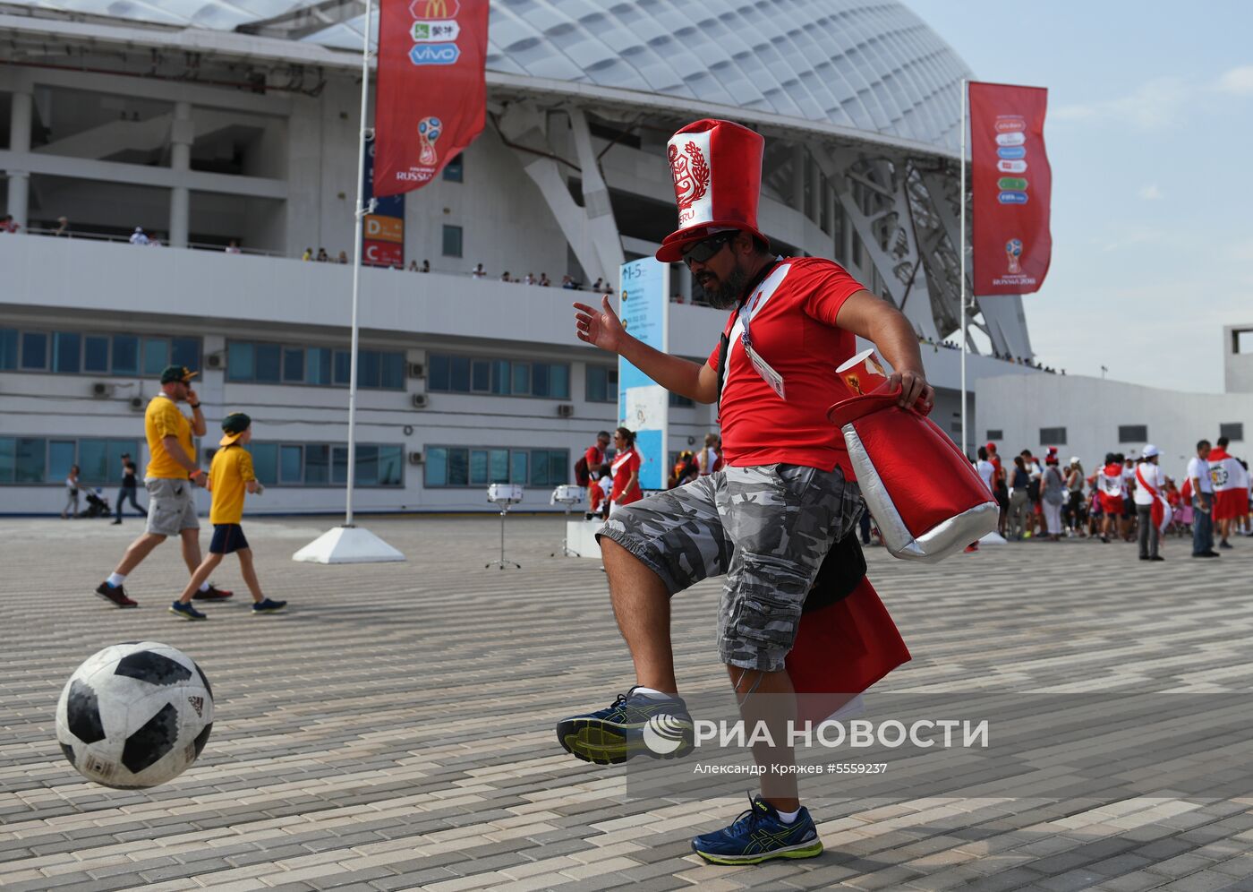 Болельщики перед матчем ЧМ-2018 по футболу между сборными Австралии и Перу
