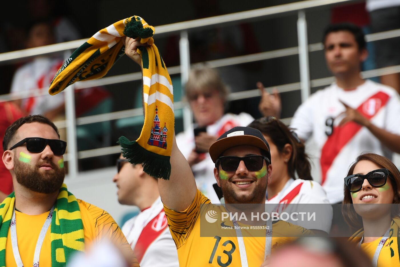Болельщики перед матчем ЧМ-2018 по футболу между сборными Австралии и Перу