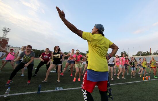 Болельщик сборной Колумбии по футболу провел занятие по зумбе в Самаре