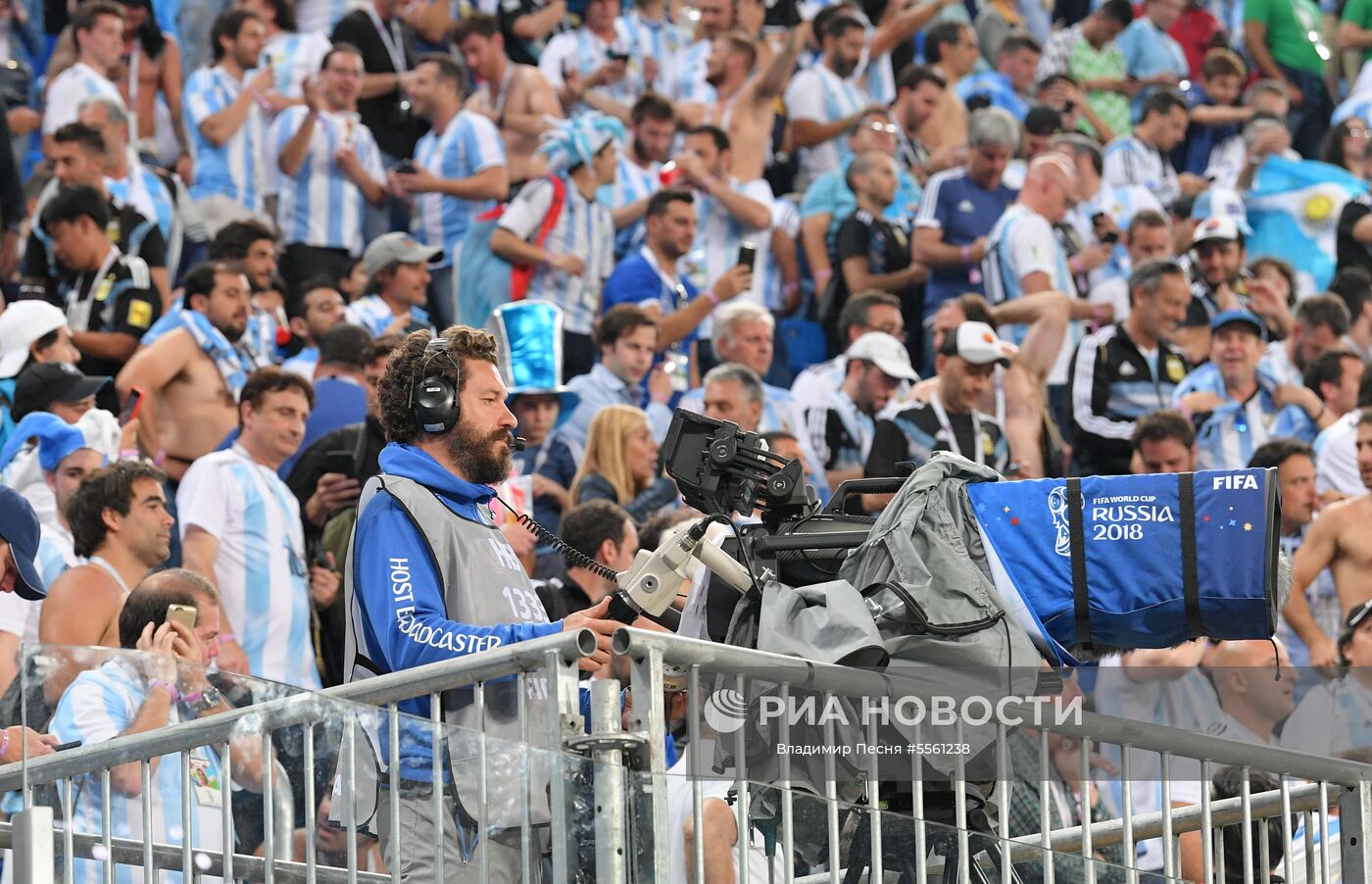 Оператор после окончания матча группового этапа чемпионата мира по футболу между сборными Нигерии и Аргентины.
Место: Россия, Санкт-Петербург. Автор: Владимир Песня/РИА Новости. Футбол. ЧМ-2018. Матч Нигерия - Аргентина
