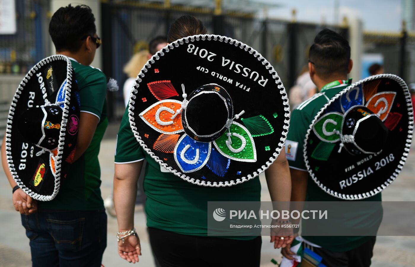 Болельщики перед матчем ЧМ-2018 по футболу между сборными Мексики и Швеции