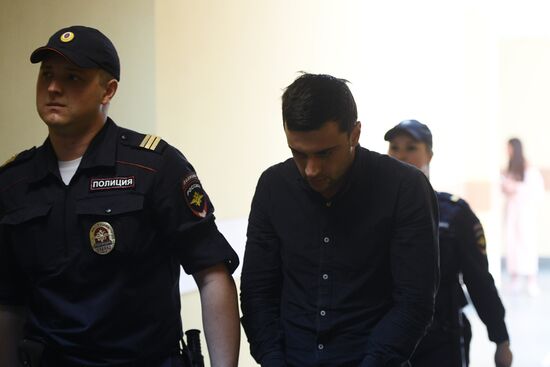 Рассмотрение ходатайства следствия об аресте М. Исаханова в Головинском суде 