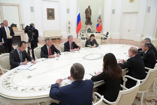 Президент РФ В. Путин встретился с советником президента США по вопросам нацбезопасности Д. Болтоном