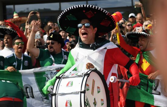 Болельщики перед матчем ЧМ-2018 по футболу между сборными Мексики и Швеции