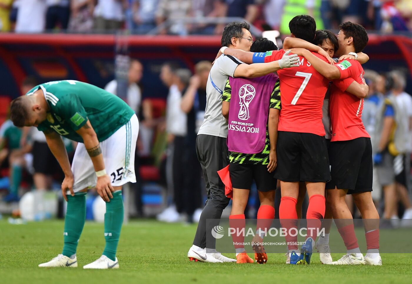 Справа: игроки сборной Республики Корея радуются победе в матче группового этапа чемпионата мира по футболу между сборными Республики Корея и Германии.
Место: Россия, Республика Татарстан, Казань. Автор: Михаил Воскресенский/РИА Новости. Футбол. ЧМ-2018. Матч Республика Корея - Германия