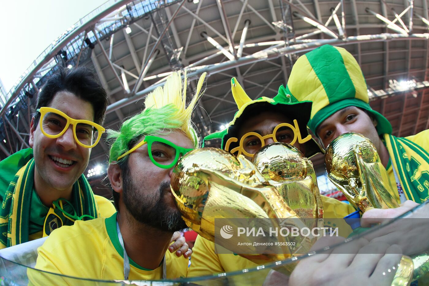 Болельщики перед матчем ЧМ-2018 по футболу между сборными Сербии и Бразилии