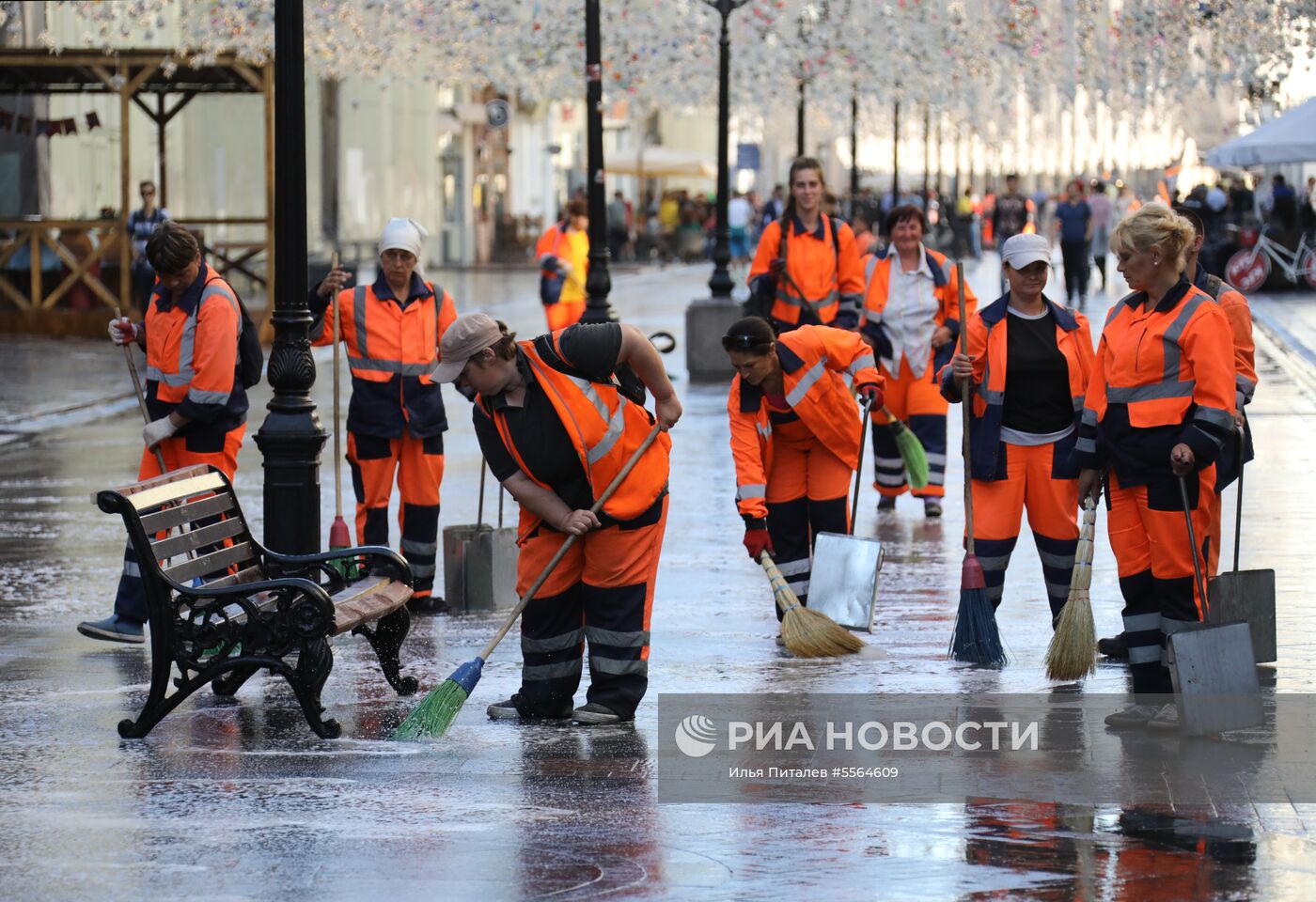 Уборка Никольской улицы в Москве