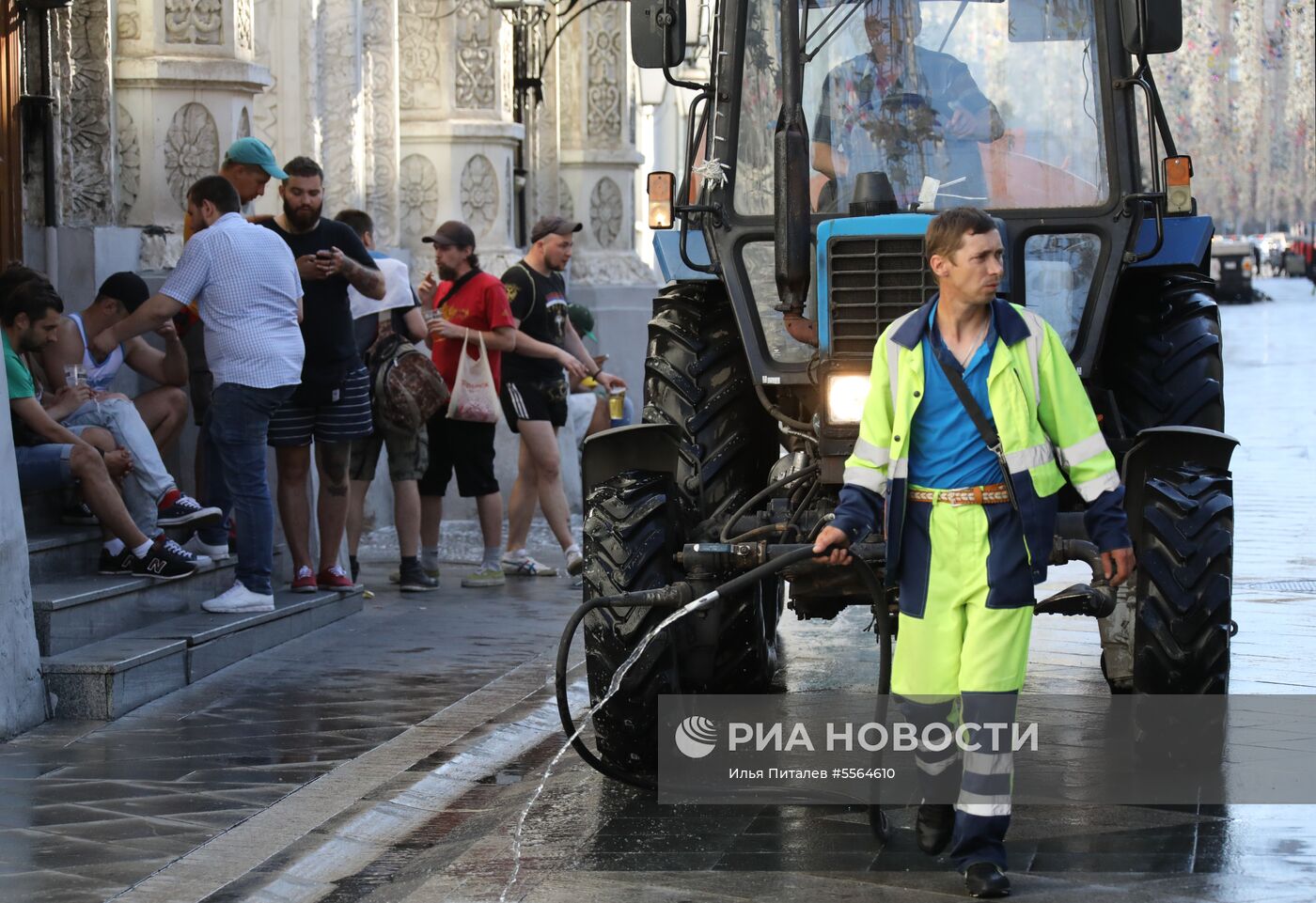 Уборка Никольской улицы в Москве