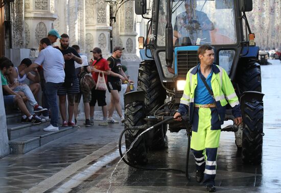 Уборка Никольской улицы в Москве