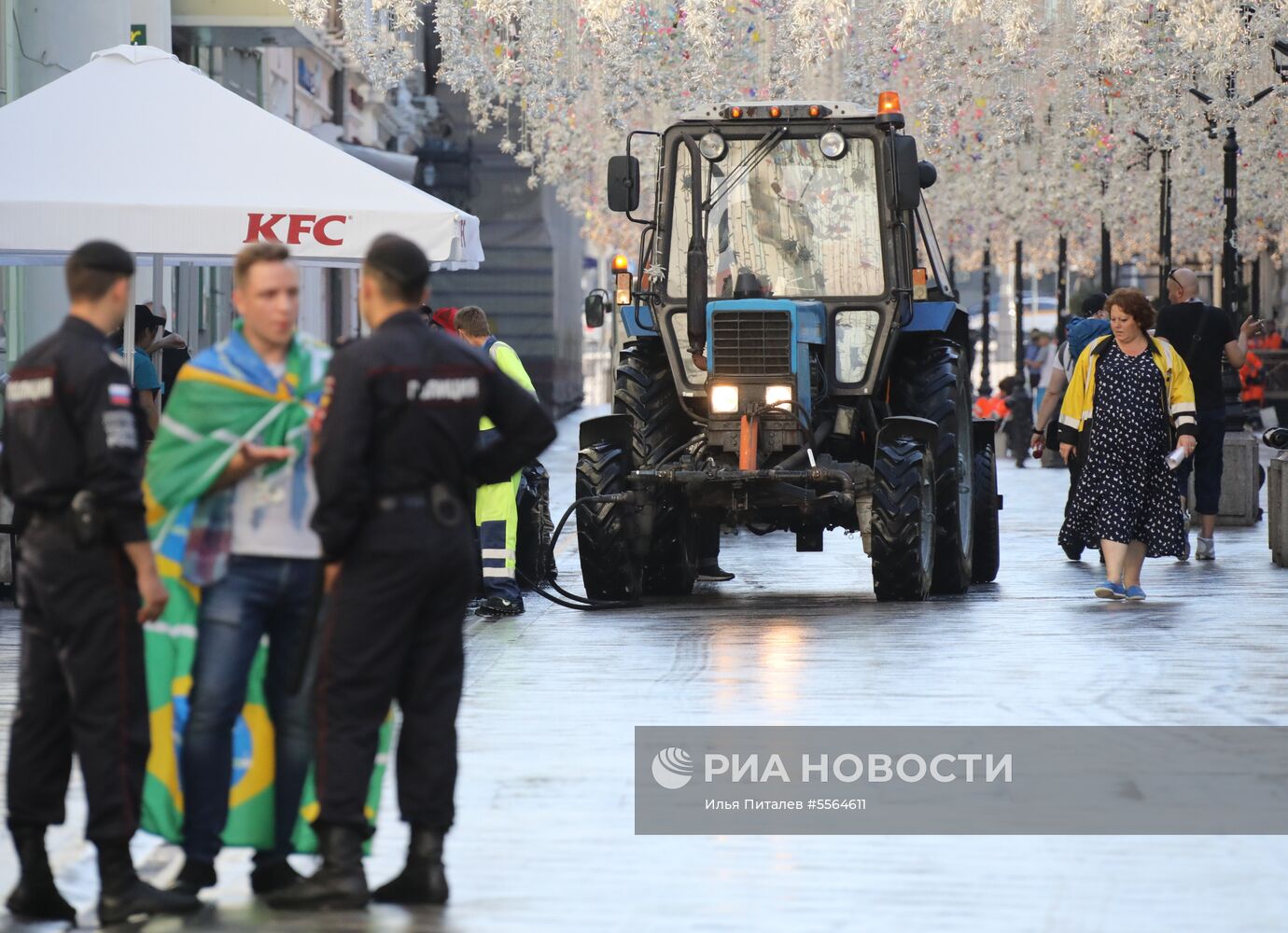 Уборка Никольской улицы в Москве