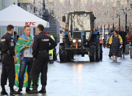 Уборка Никольской улицы в Москве