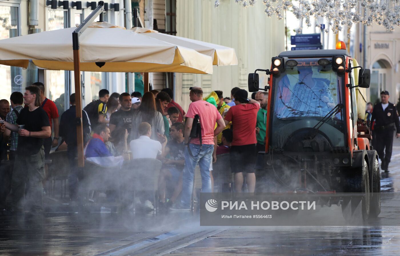 Уборка Никольской улицы в Москве