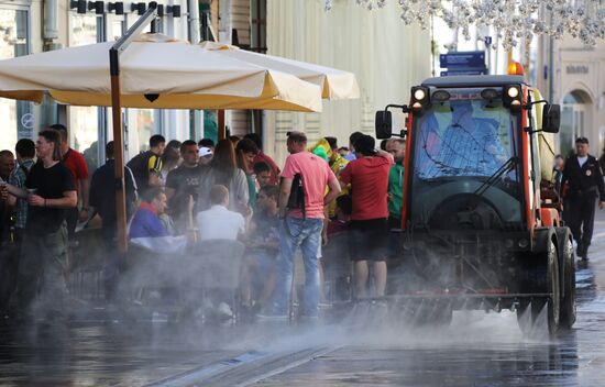 Уборка Никольской улицы в Москве