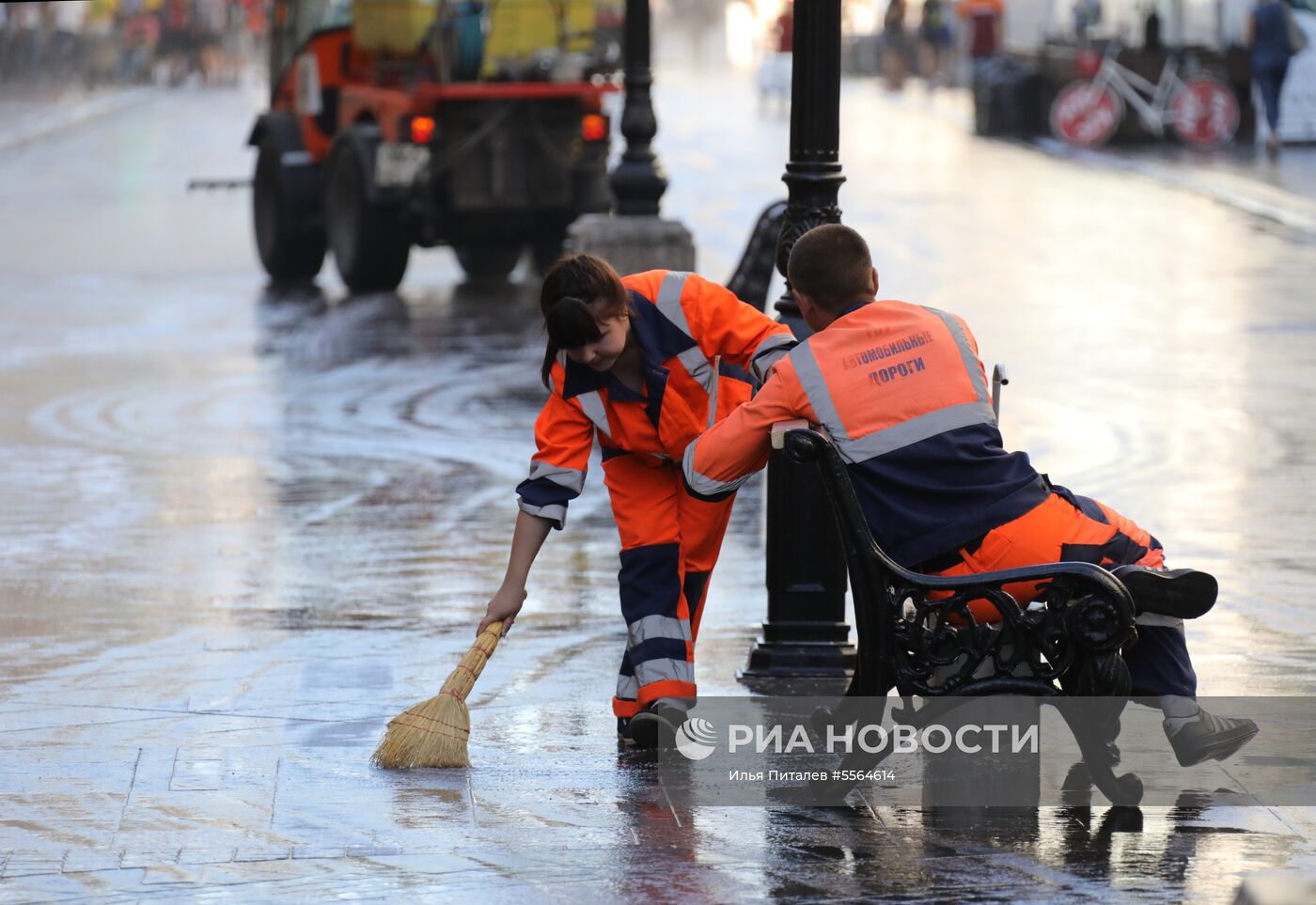 Уборка Никольской улицы в Москве