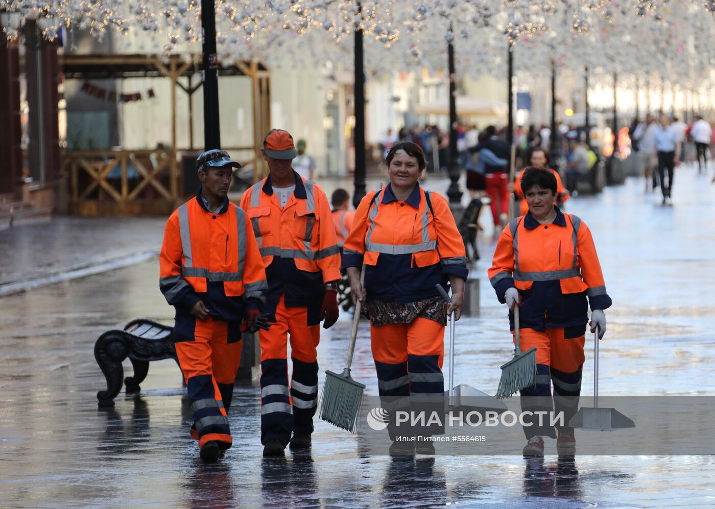 Уборка Никольской улицы в Москве