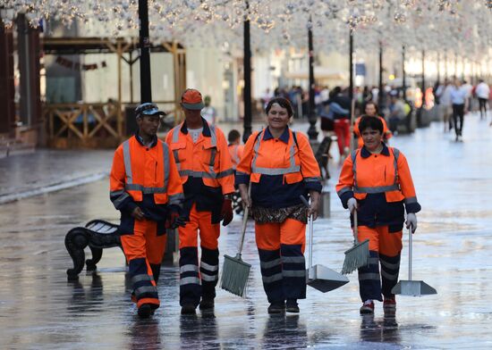 Уборка Никольской улицы в Москве