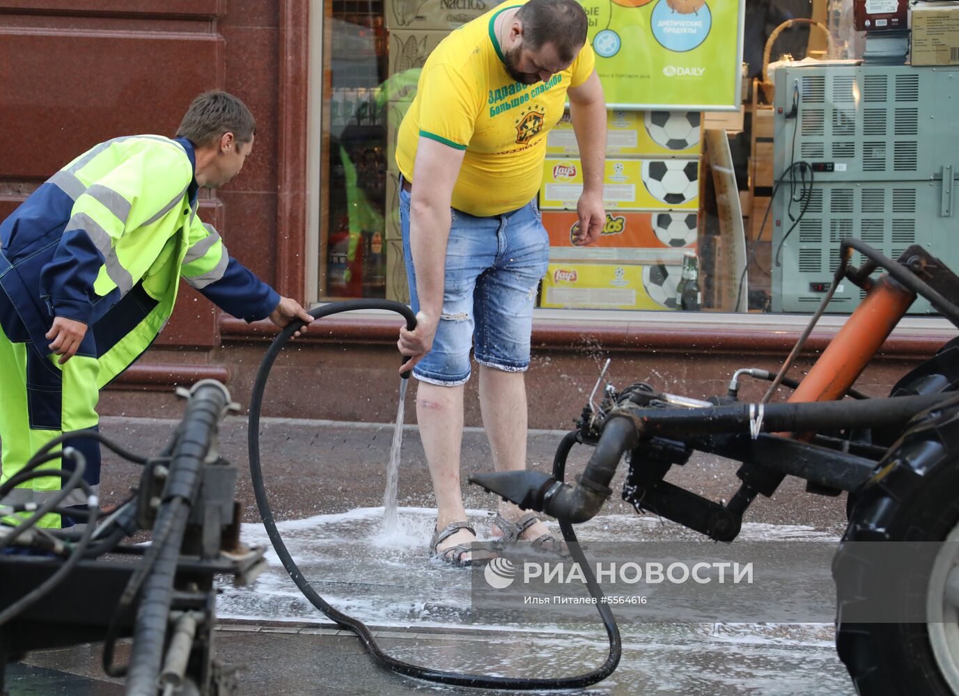 Уборка Никольской улицы в Москве