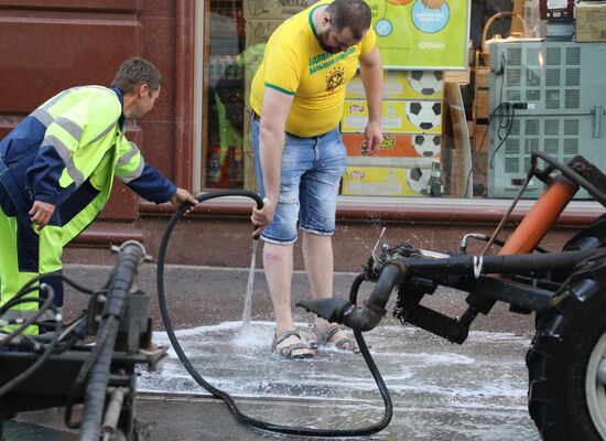 Уборка Никольской улицы в Москве