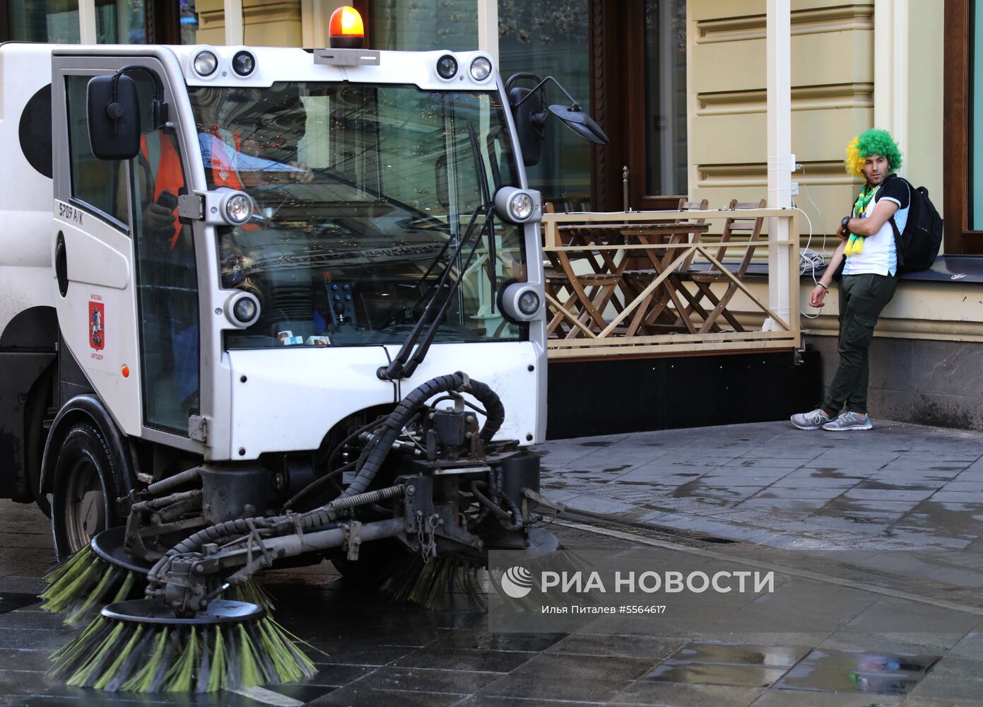 Уборка Никольской улицы в Москве