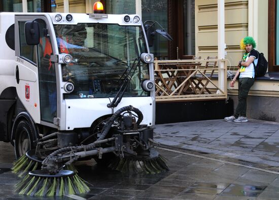 Уборка Никольской улицы в Москве