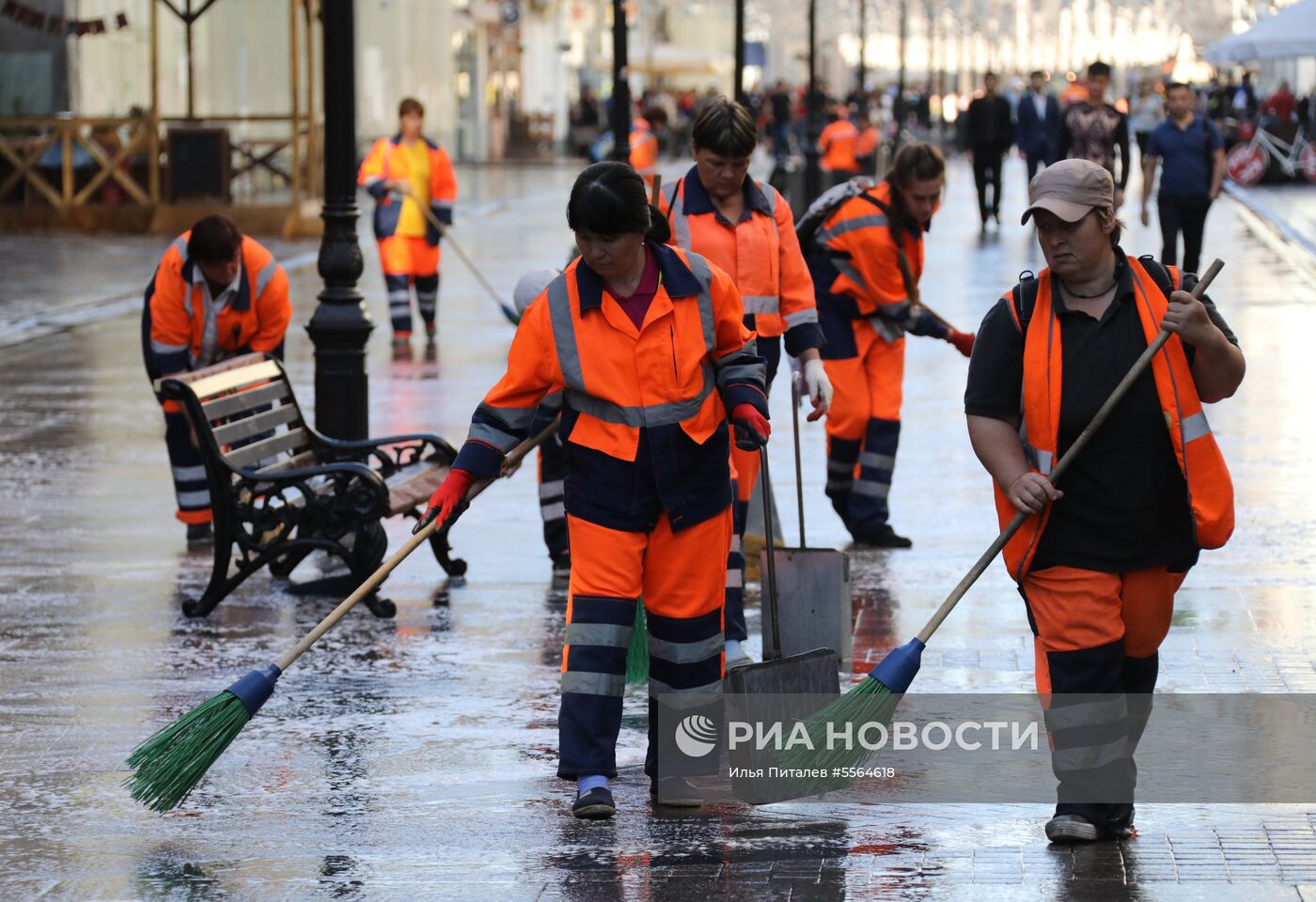 Уборка Никольской улицы в Москве