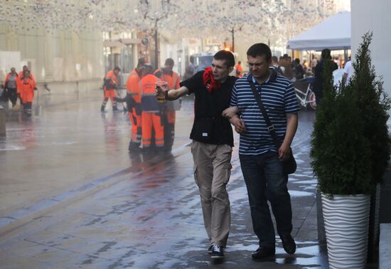 Уборка Никольской улицы в Москве