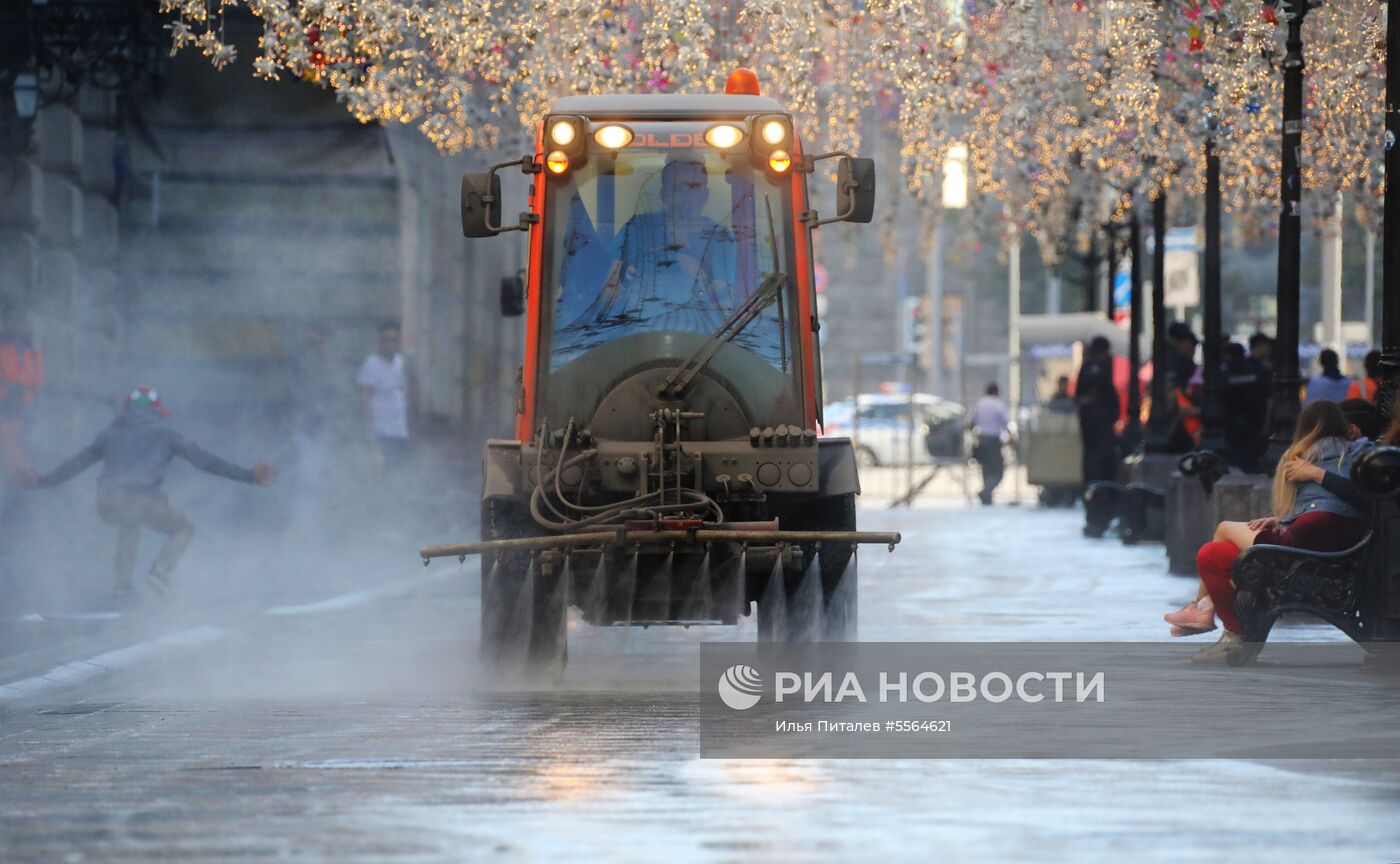 Уборка Никольской улицы в Москве