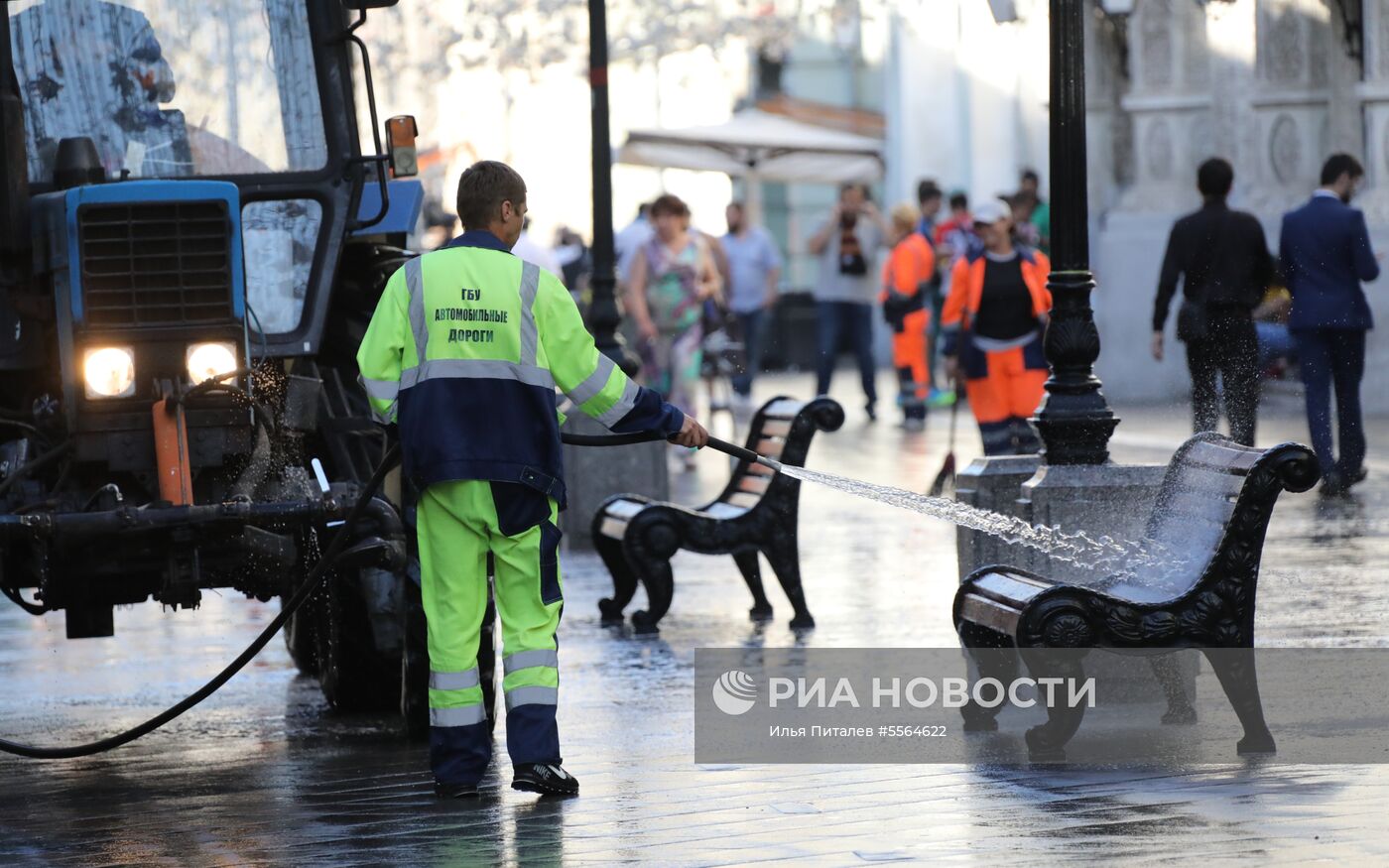 Уборка Никольской улицы в Москве