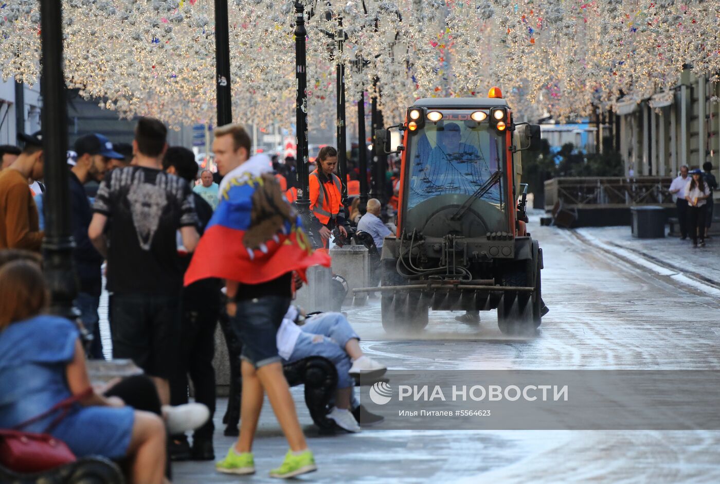 Уборка Никольской улицы в Москве