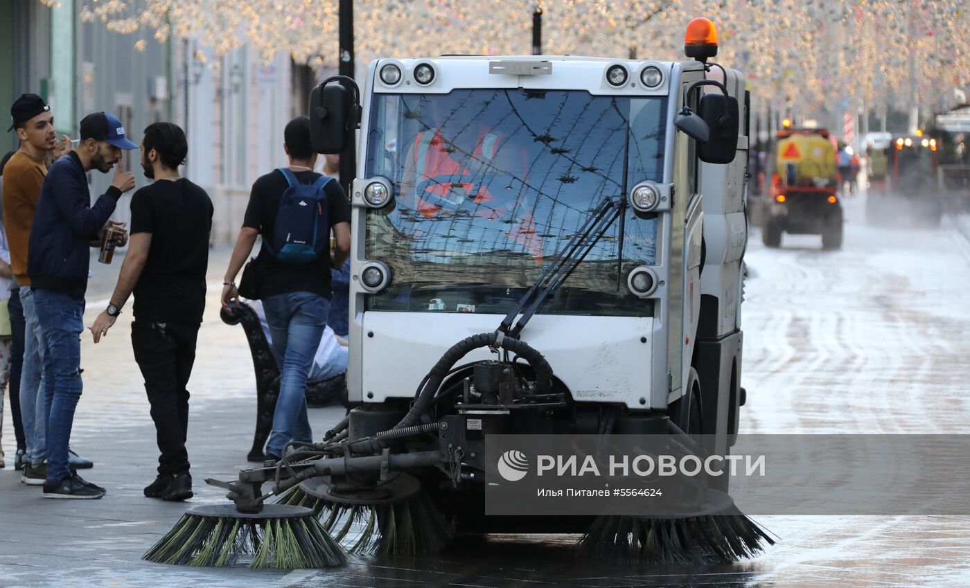 Уборка Никольской улицы в Москве