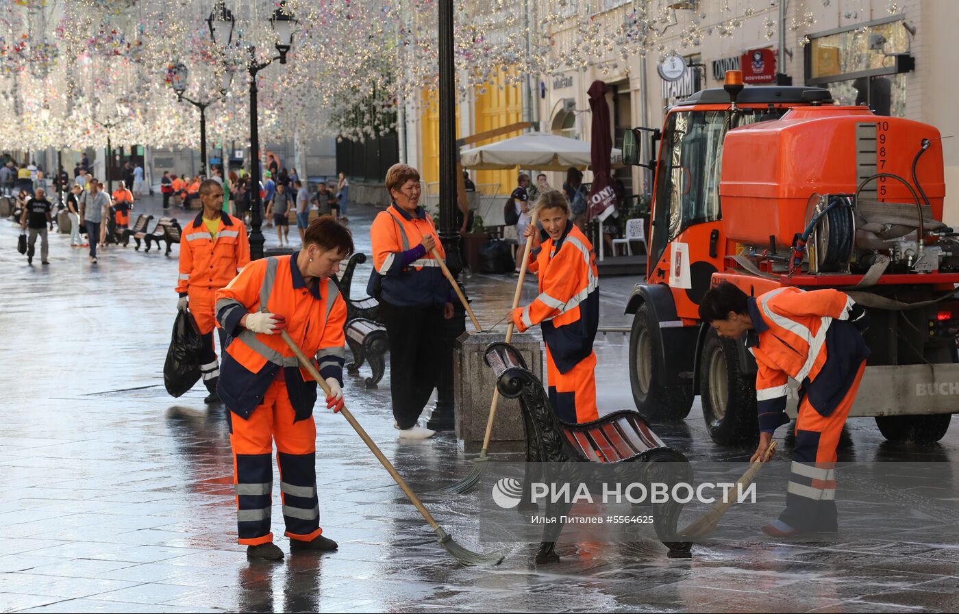 Уборка Никольской улицы в Москве