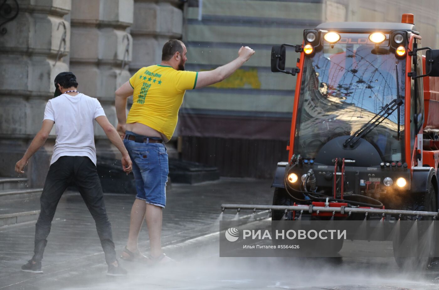Уборка Никольской улицы в Москве
