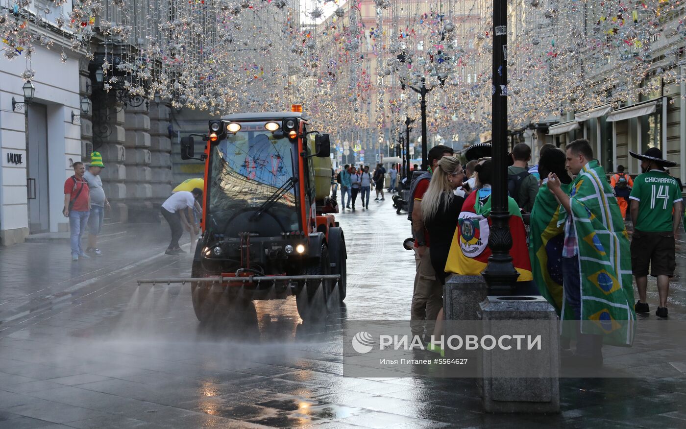 Уборка Никольской улицы в Москве