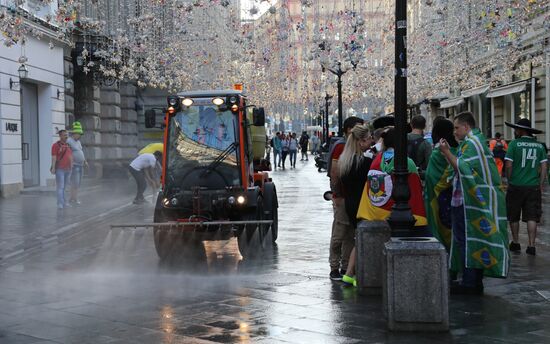Уборка Никольской улицы в Москве