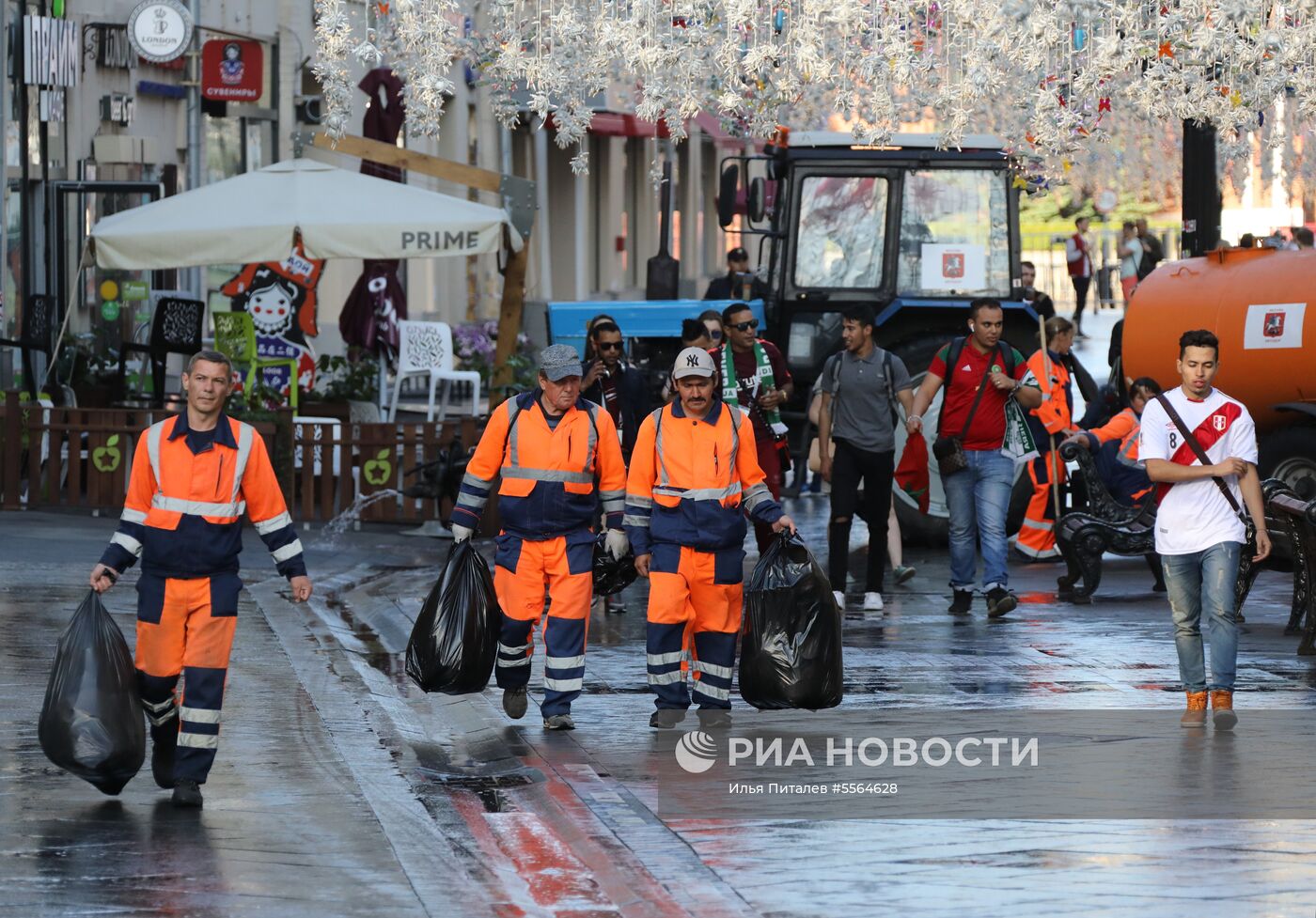 Уборка Никольской улицы в Москве